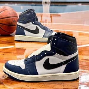 Air Jordan 1 High OG Midnight Navy Mens 7 Womens 8.5 DS Retro Sneaker